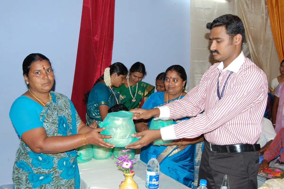 Nehru Yuva Kendra manager presenting awards to outstanding women SHG members in 2015